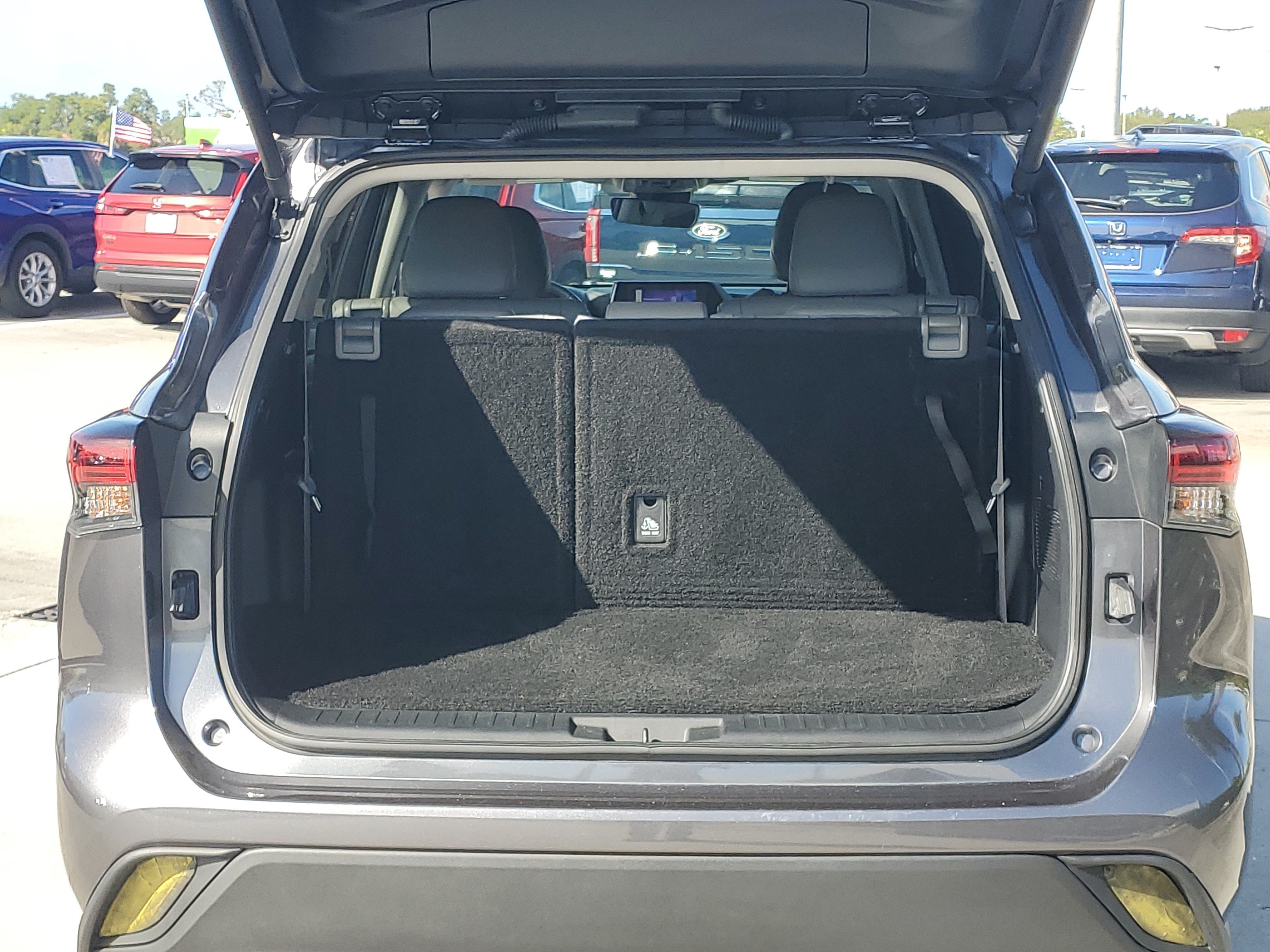 Used 2024 Toyota Highlander XLE FWD image 9