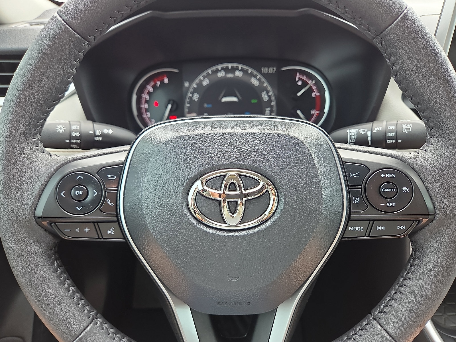 Used 2025 Toyota RAV4 XLE Premium FWD image 24