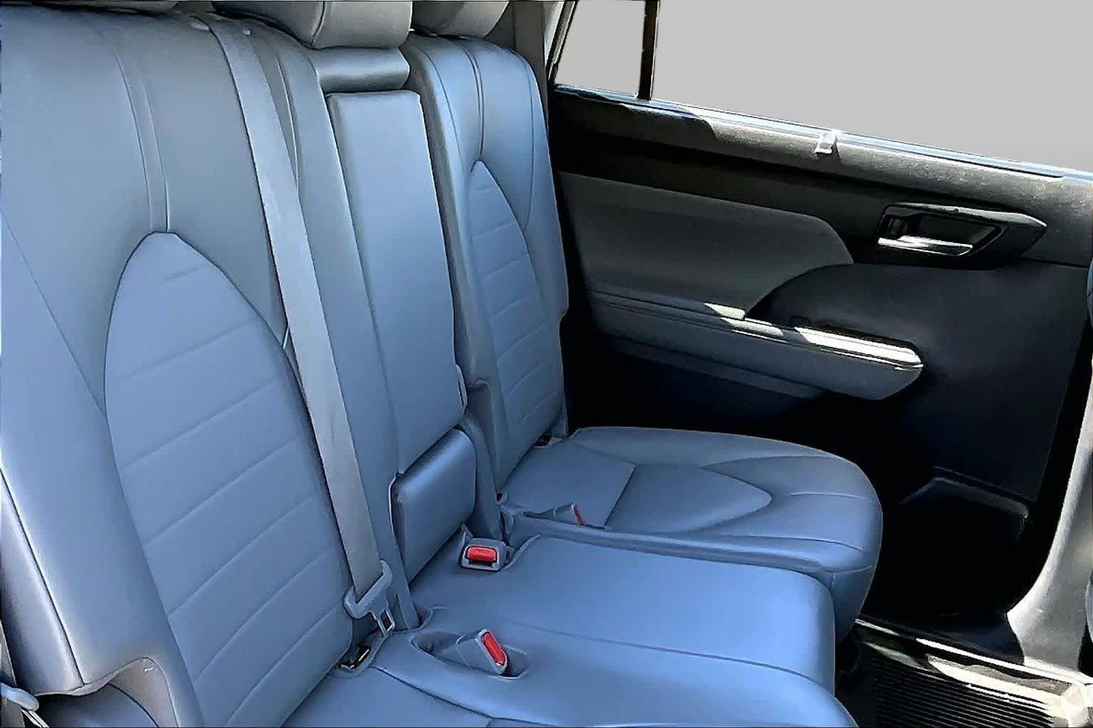 Used 2022 Toyota Highlander XLE AWD/4WD image 19