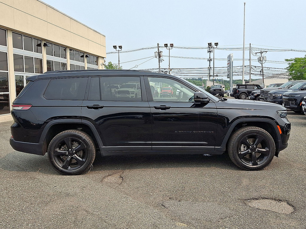 Certified 2023 Jeep Grand Cherokee L Limited w/ Black Appearance Package AWD/4WD image 32