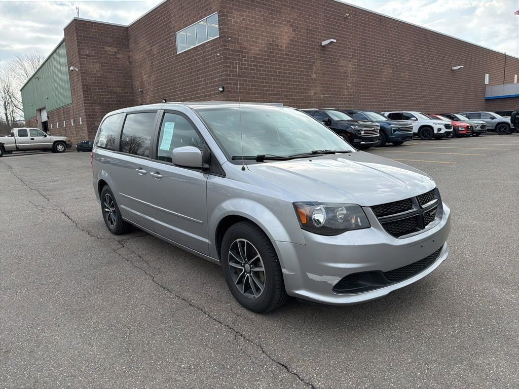 Used 2017 Dodge Grand Caravan SE image 2