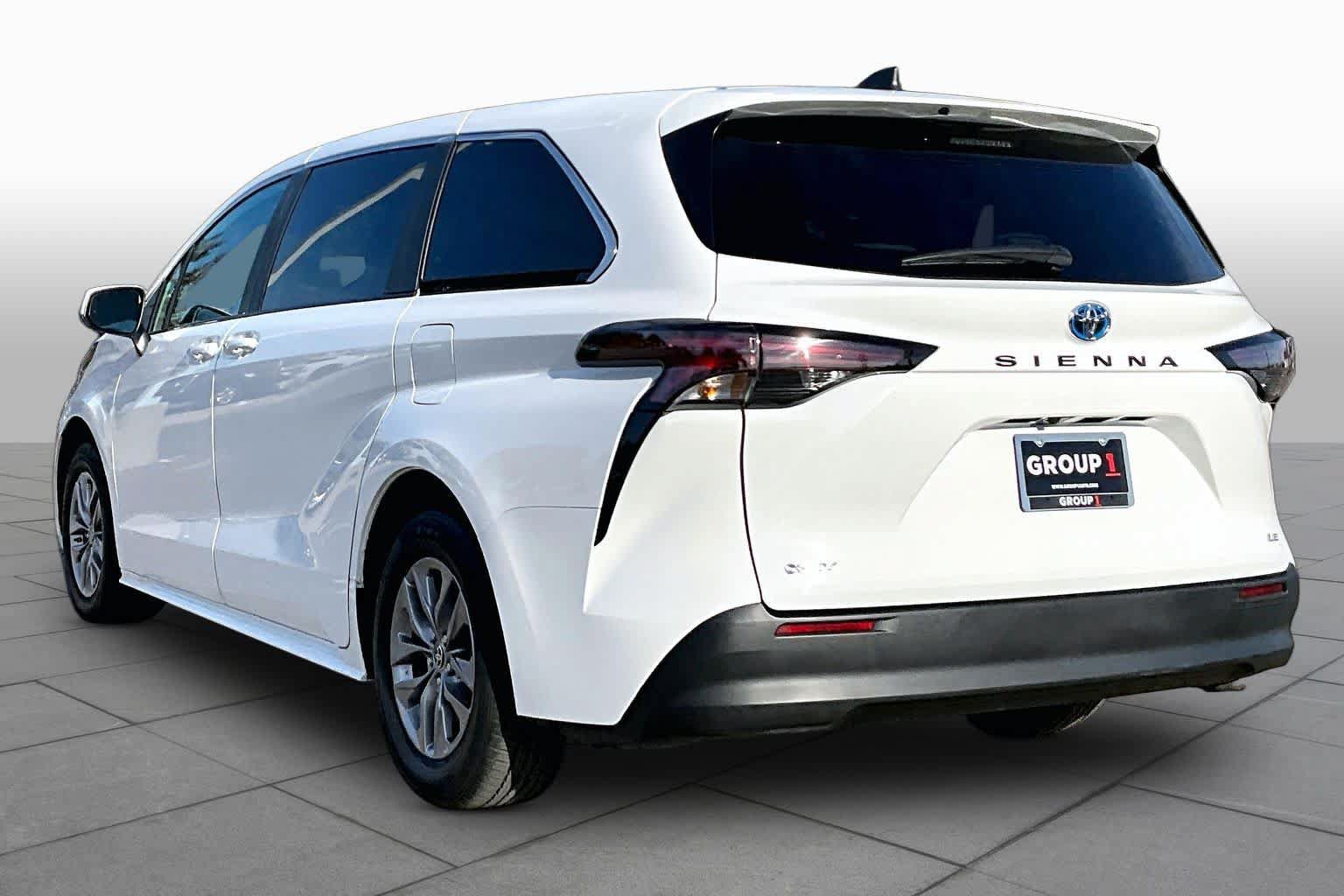 Certified 2025 Toyota Sienna LE FWD image 11