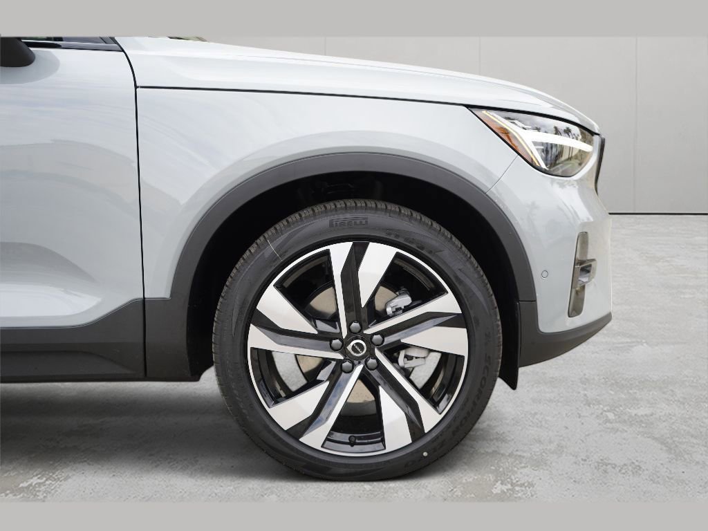 New 2025 Volvo XC40 B5 Plus w/ Climate Package AWD/4WD image 3