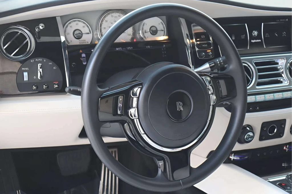 Used 2018 Rolls-Royce Dawn RWD image 11