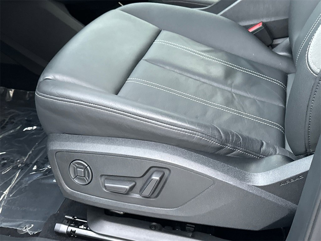 Used 2022 Audi Q4 e-tron Premium Plus w/ Premium Plus image 19