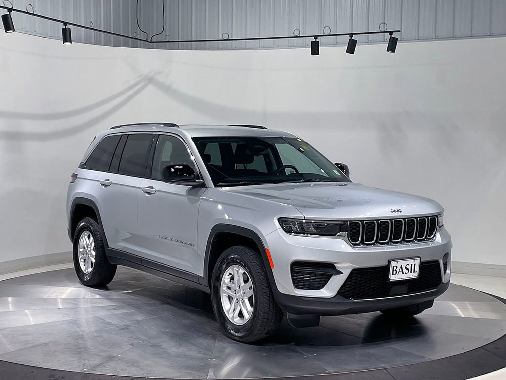 Used 2023 Jeep Grand Cherokee Laredo AWD/4WD image 38