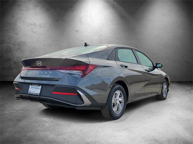 New 2025 Hyundai Elantra SE image 3