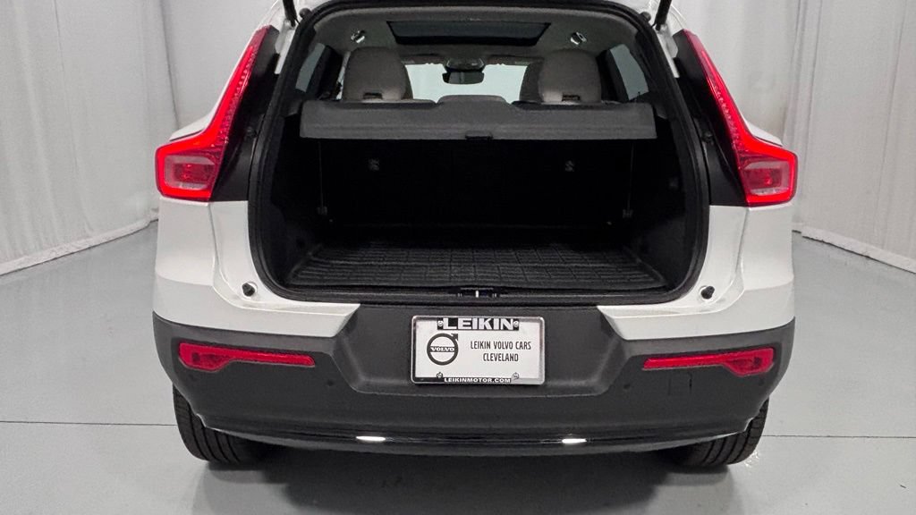 Certified 2026 Volvo XC40 B5 Plus AWD/4WD image 28
