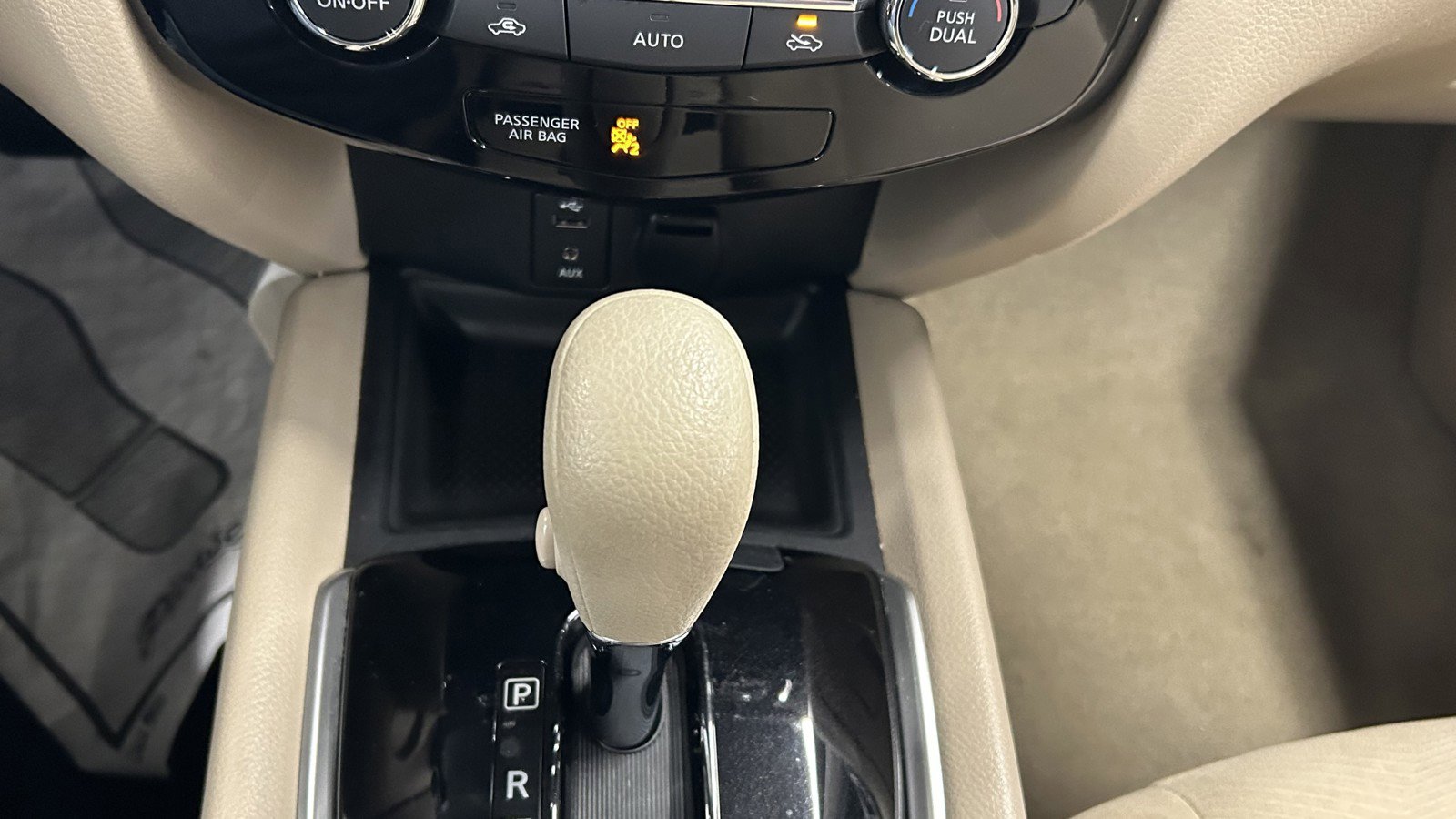 Used 2015 Nissan Rogue SV image 32