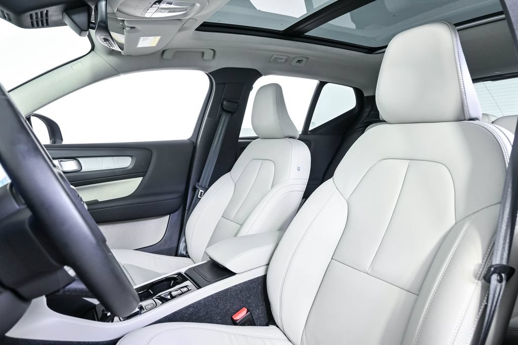 Certified 2026 Volvo XC40 B5 Plus AWD/4WD image 7