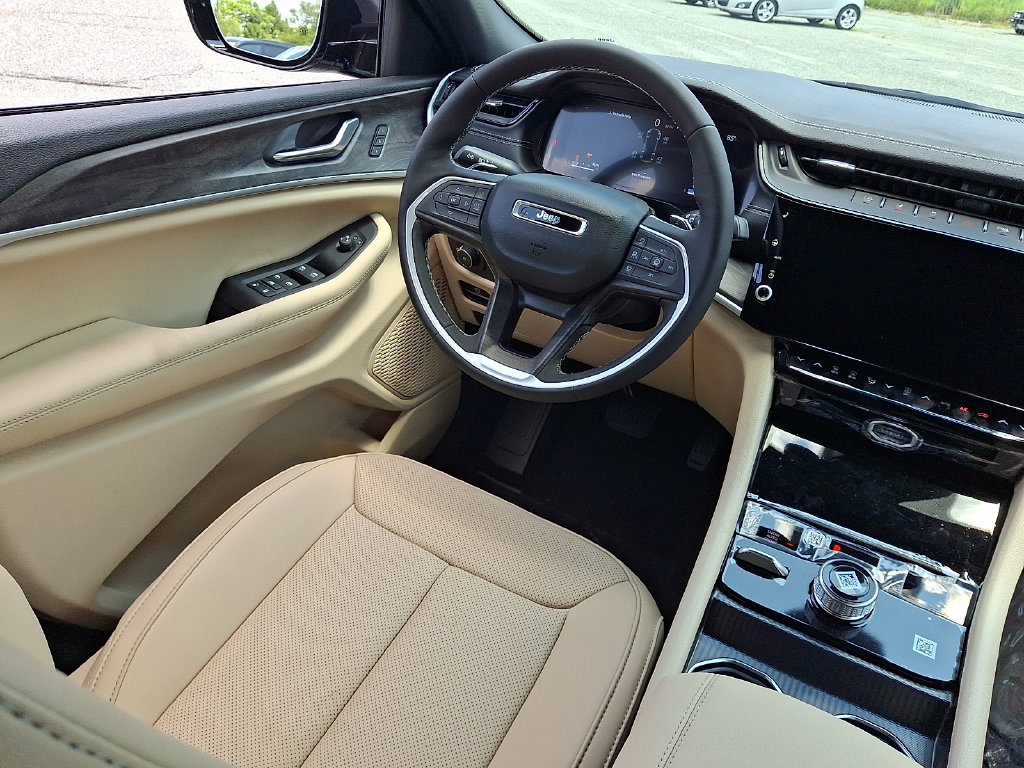 New 2026 Jeep Grand Cherokee L Limited w/ Luxury Tech Group II AWD/4WD image 10