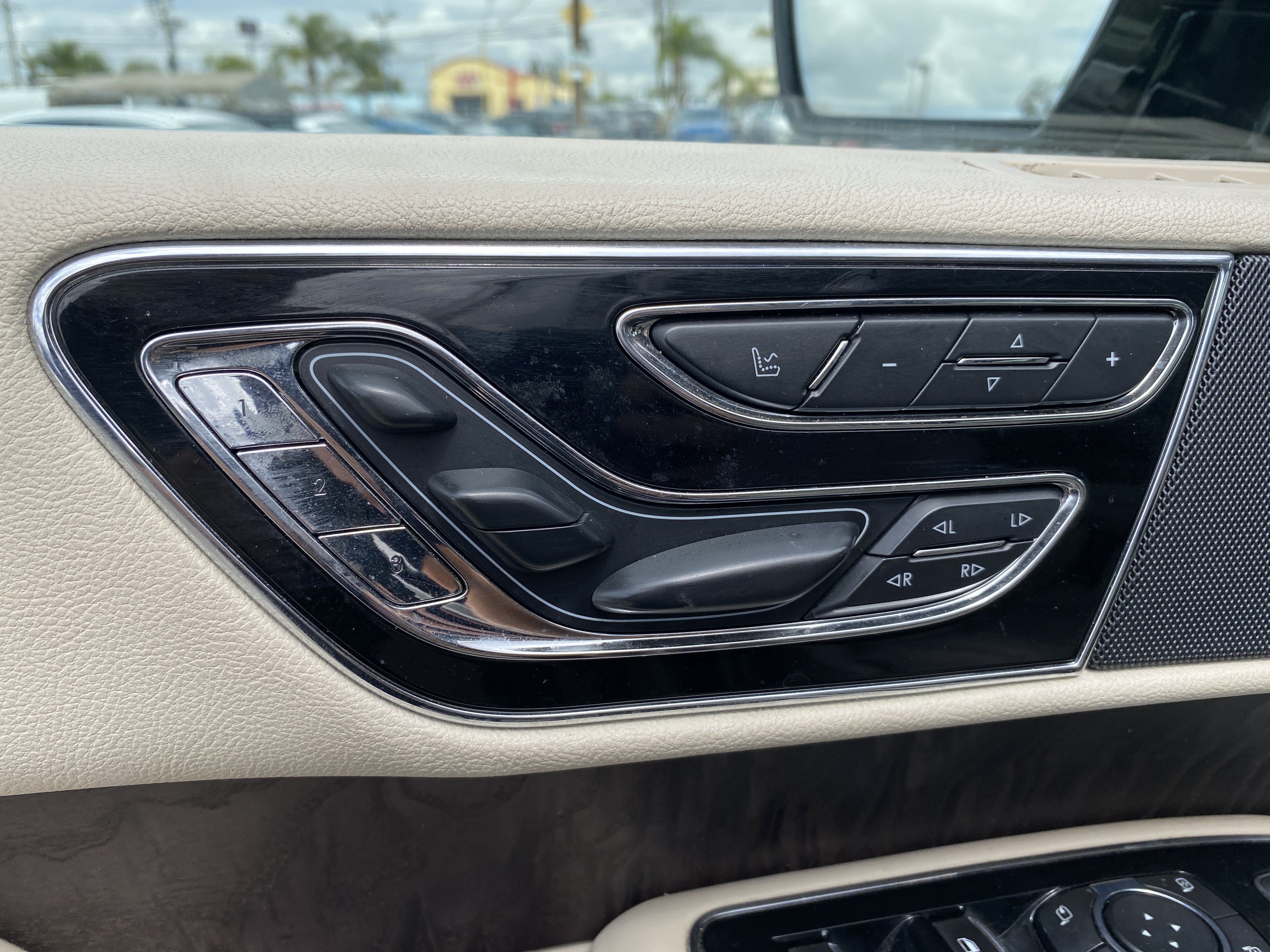 Used 2019 Lincoln Navigator Select w/ Cargo Package RWD image 21