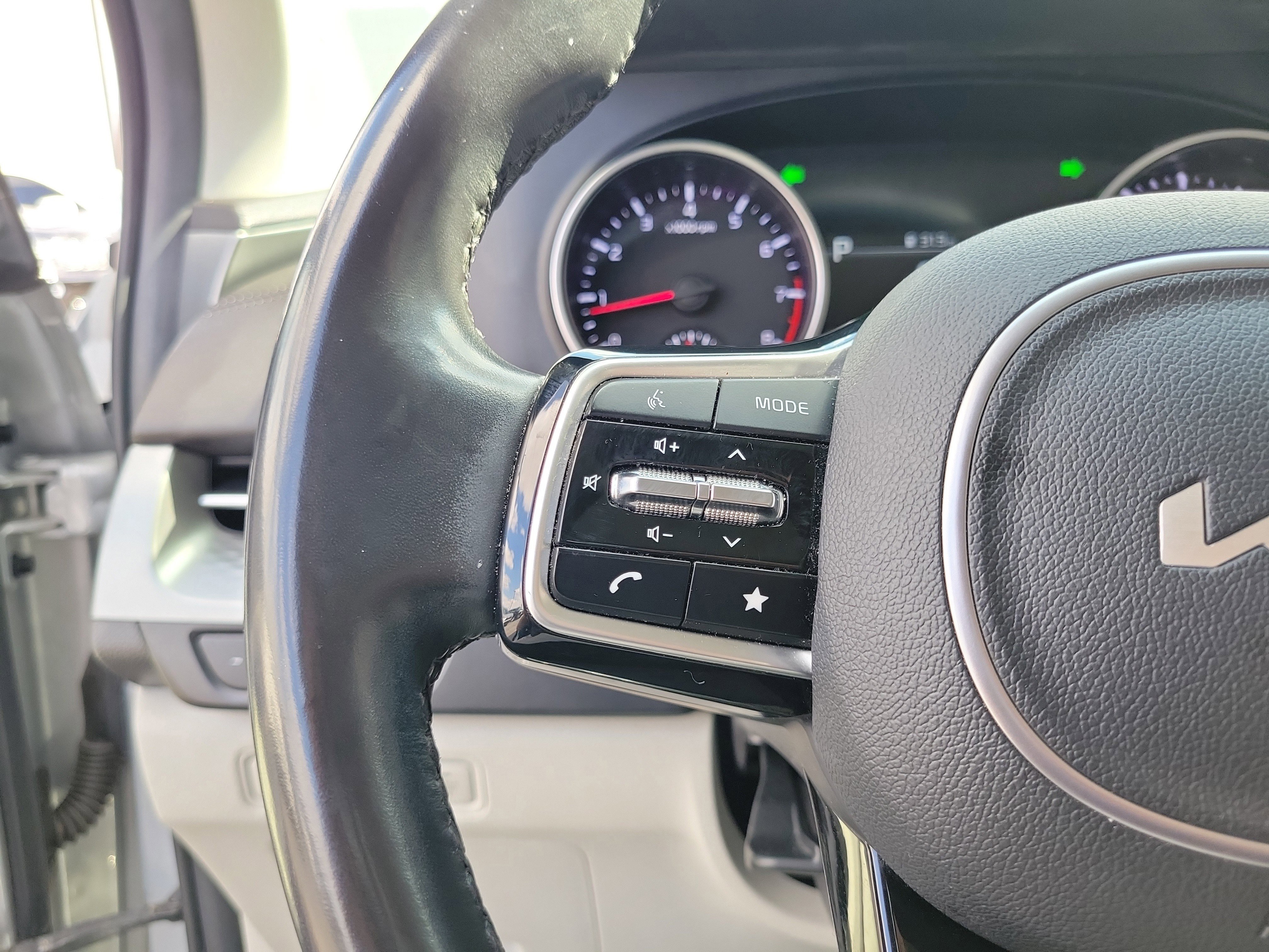 Used 2022 Kia Carnival LX image 22