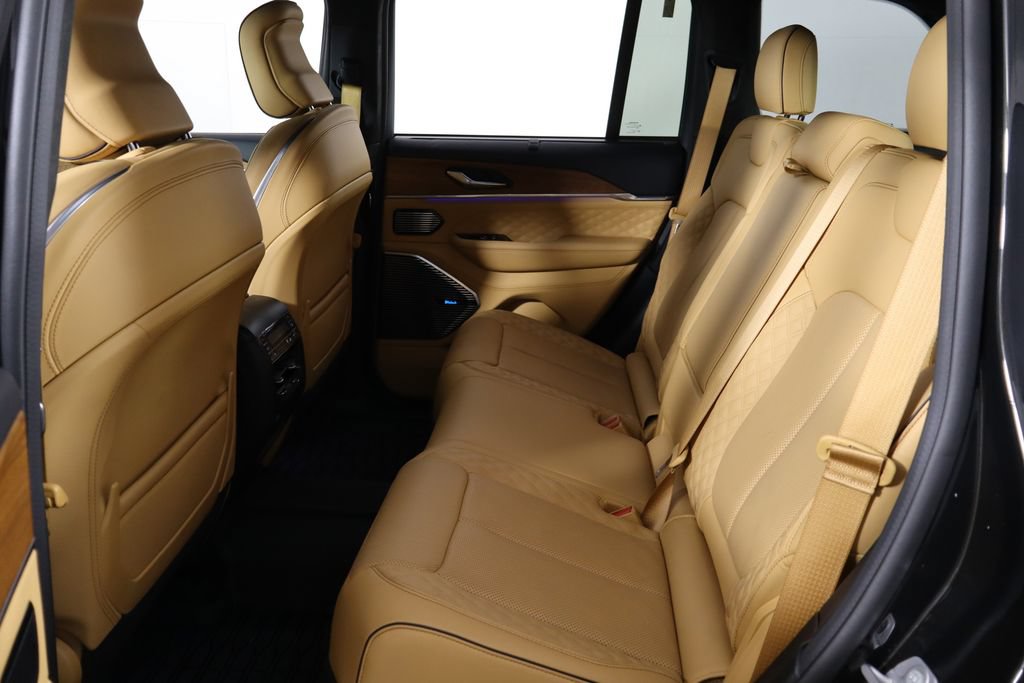 Used 2023 Jeep Grand Cherokee Summit AWD/4WD image 16