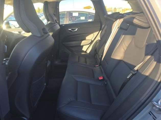 Used 2025 Volvo XC60 B5 Plus image 9