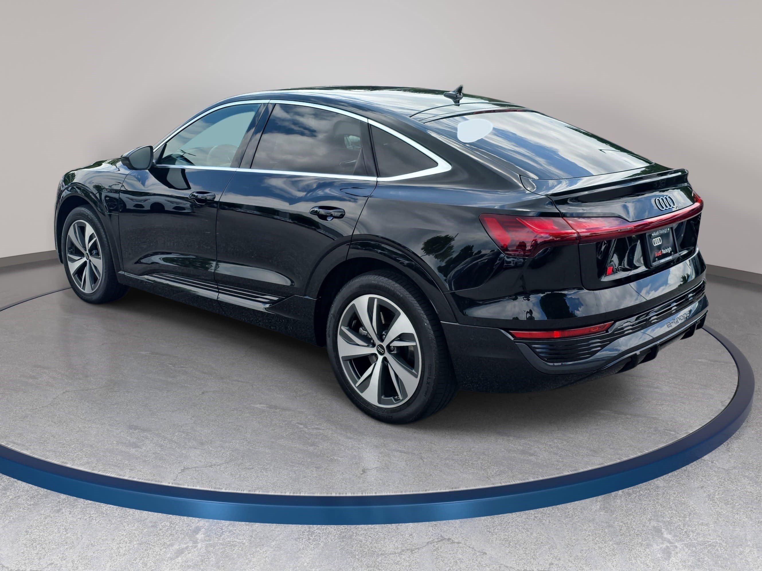Used 2024 Audi Q8 e-tron Premium Plus w/ Premium Plus Package AWD/4WD image 7