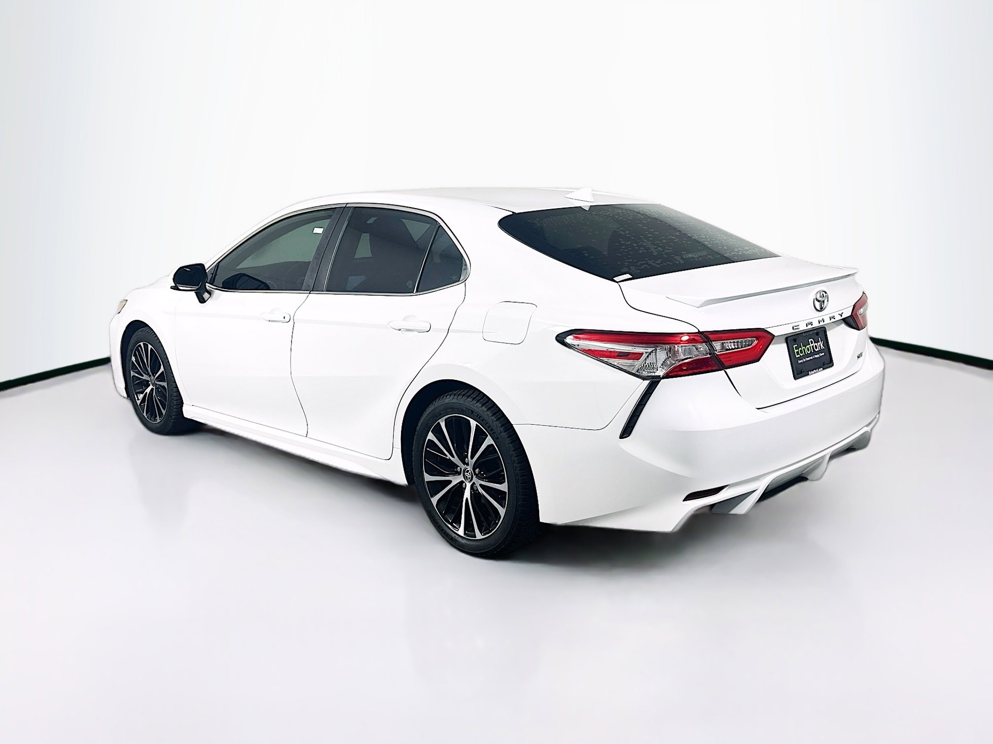Used 2020 Toyota Camry SE FWD image 5