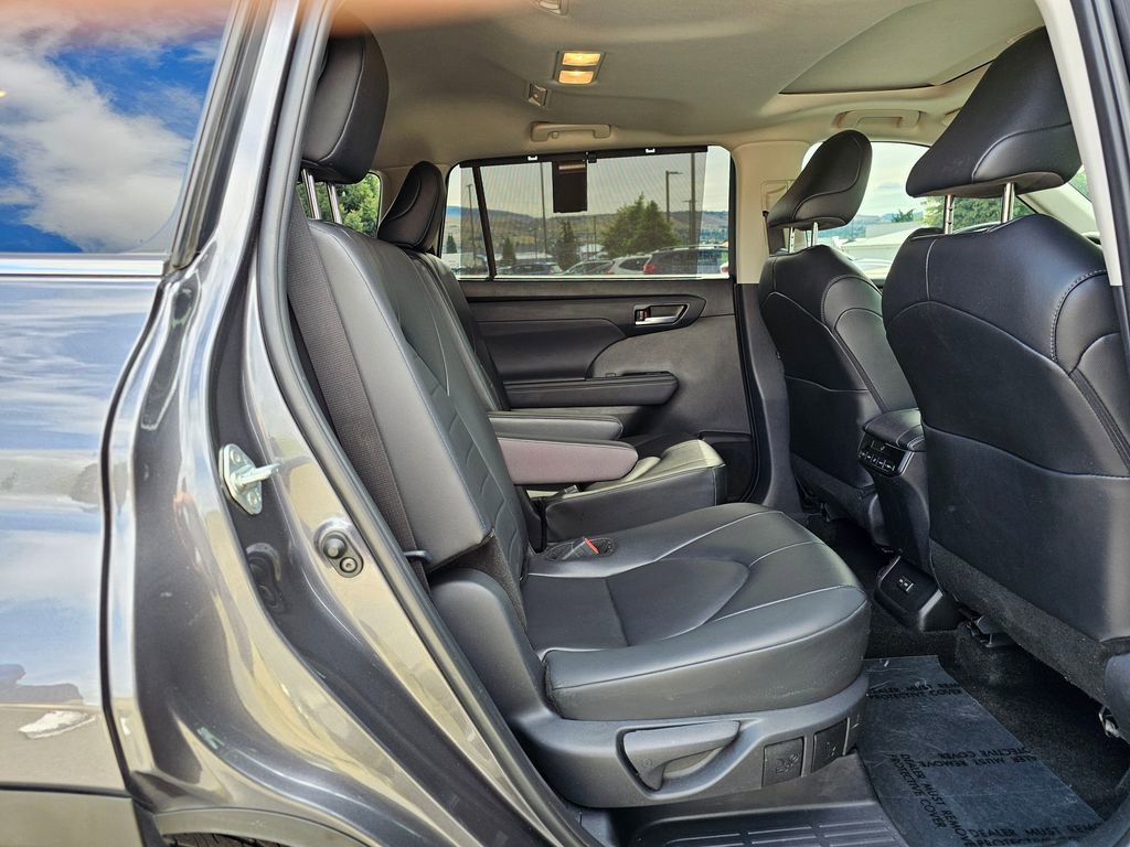 Used 2024 Toyota Highlander XLE AWD/4WD image 13