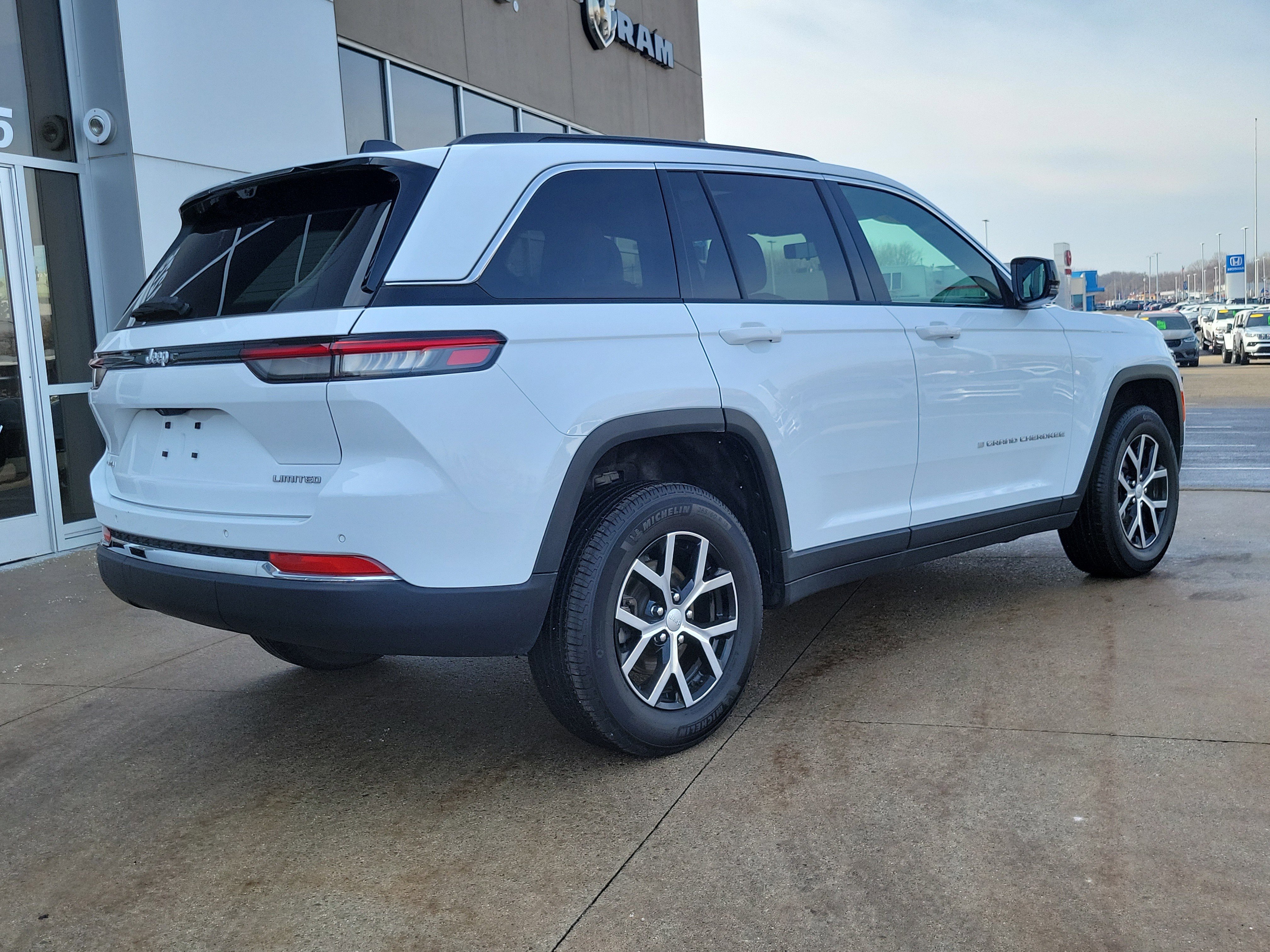 Used 2025 Jeep Grand Cherokee Limited w/ Luxury Tech Group II image 4