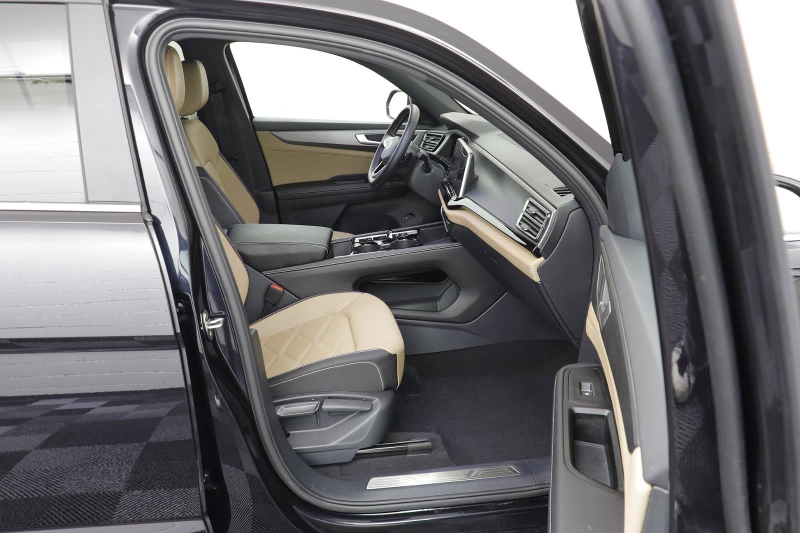 Used 2025 Volkswagen Atlas Cross Sport SE image 19