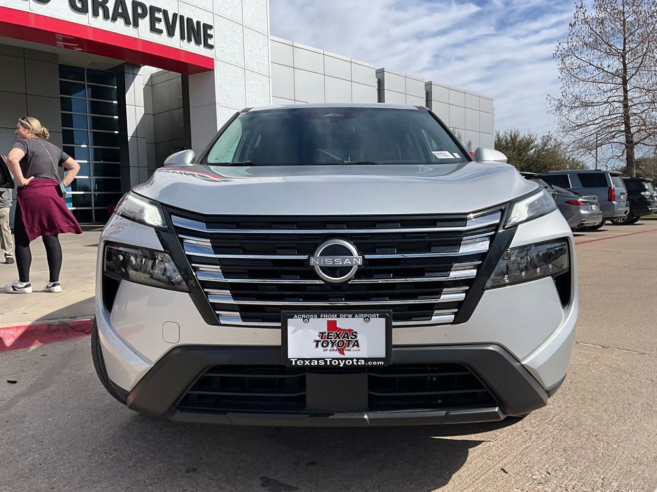 Used 2025 Nissan Rogue SV FWD image 3