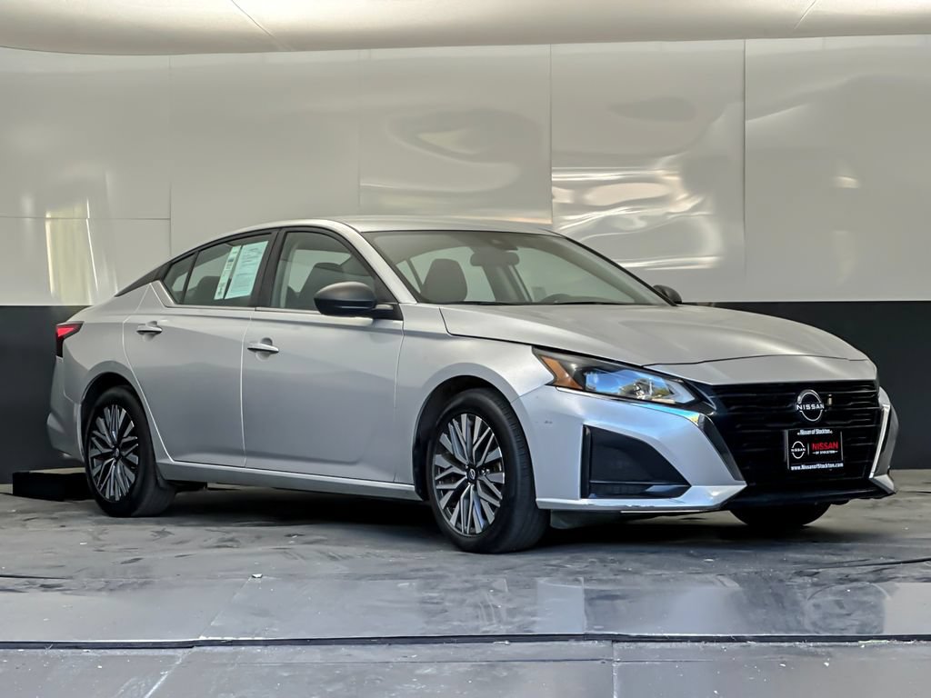 Used 2024 Nissan Altima 2.5 SV FWD image 1