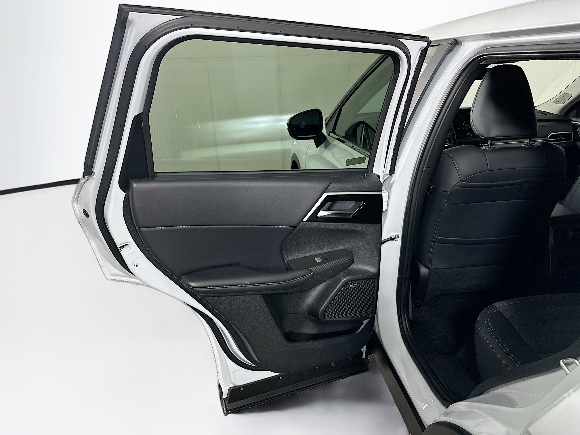 Used 2025 Mitsubishi Outlander SE FWD image 26