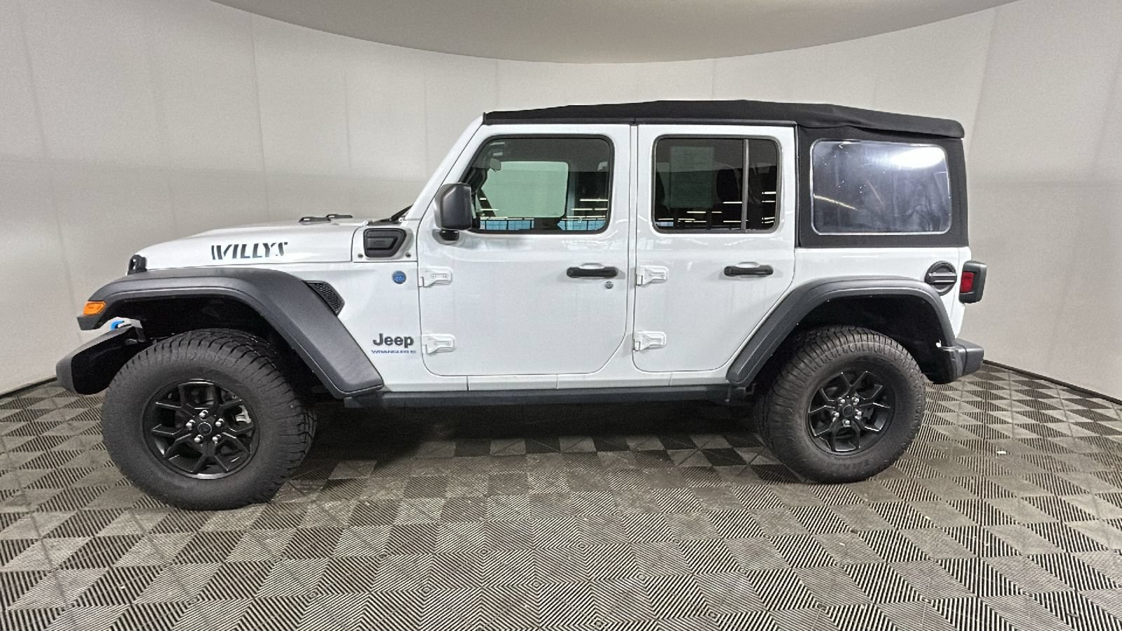Used 2024 Jeep Wrangler Unlimited AWD/4WD image 6