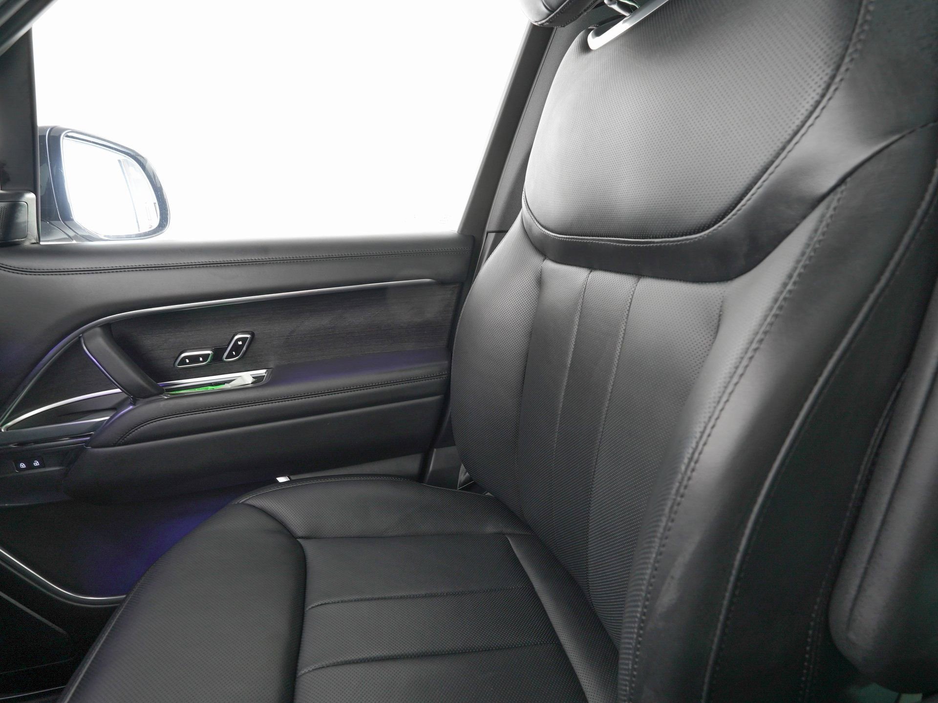 Used 2025 Land Rover Range Rover SE image 28