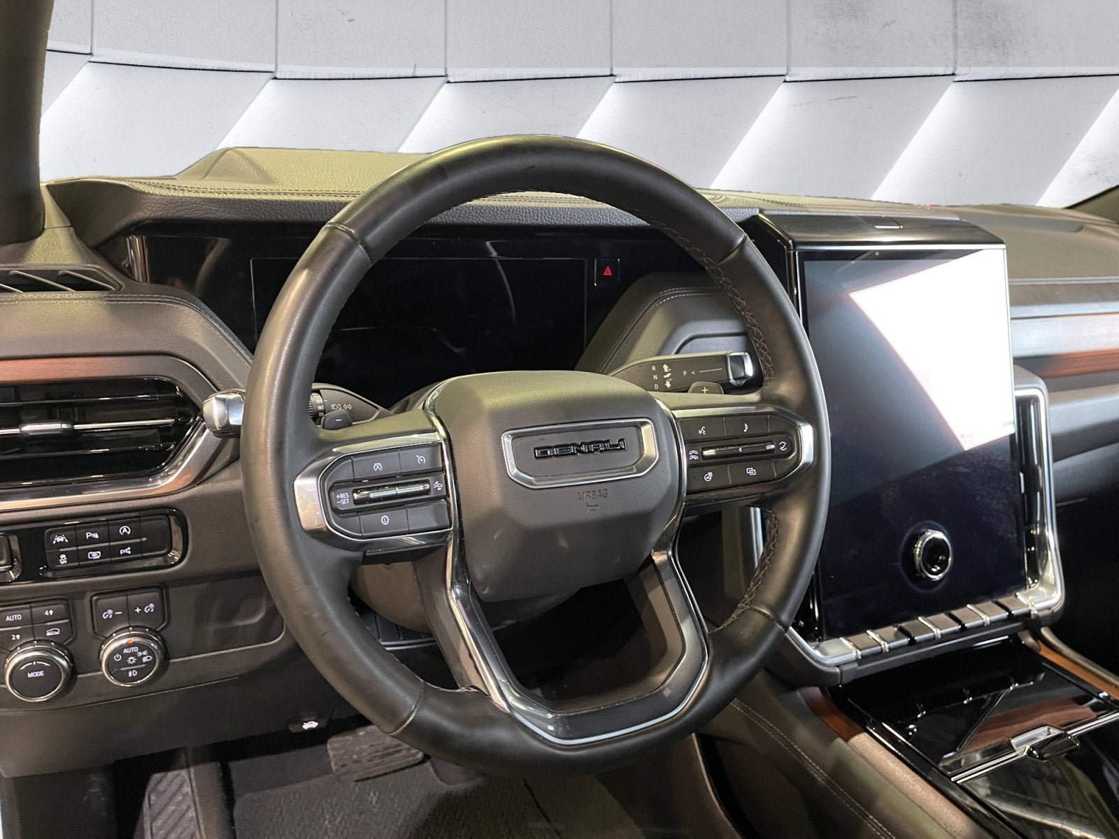 Used 2025 GMC Yukon XL Denali AWD/4WD image 13