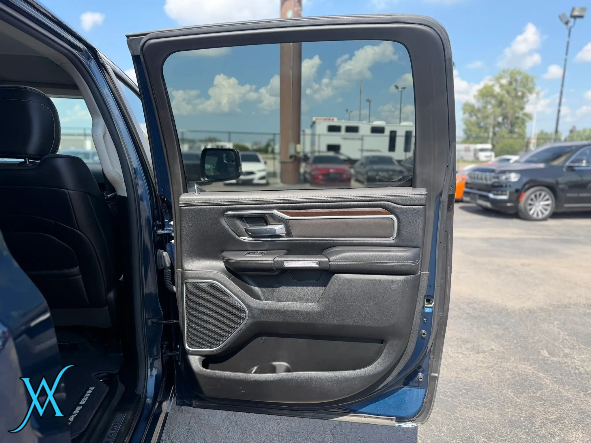 Used 2022 RAM 1500 Laramie AWD/4WD image 17