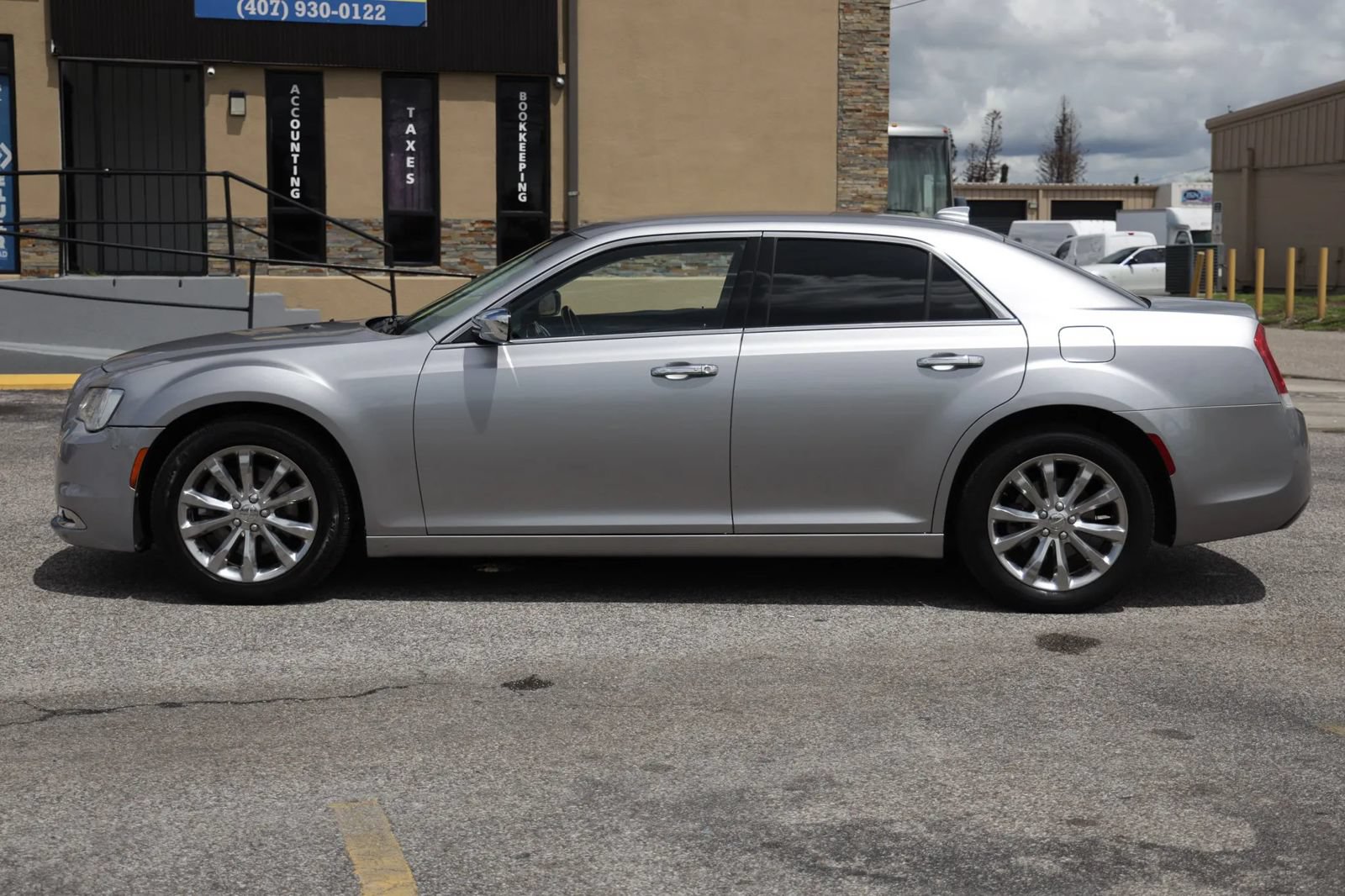 Used 2018 Chrysler 300 Limited AWD/4WD image 2