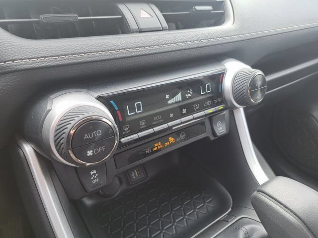 Used 2025 Toyota RAV4 XLE AWD/4WD image 18