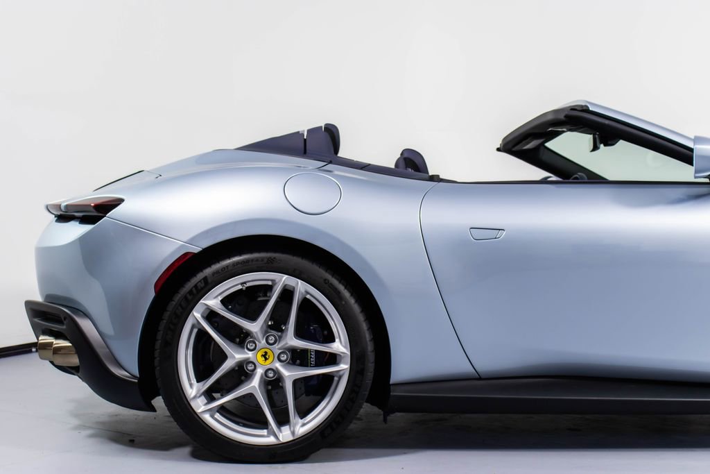 Certified 2025 Ferrari Roma Spider RWD image 17
