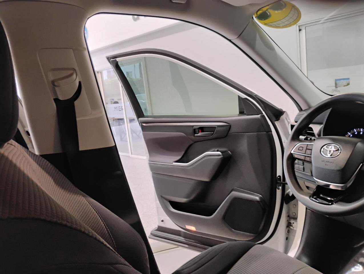 Used 2021 Toyota Highlander L image 75