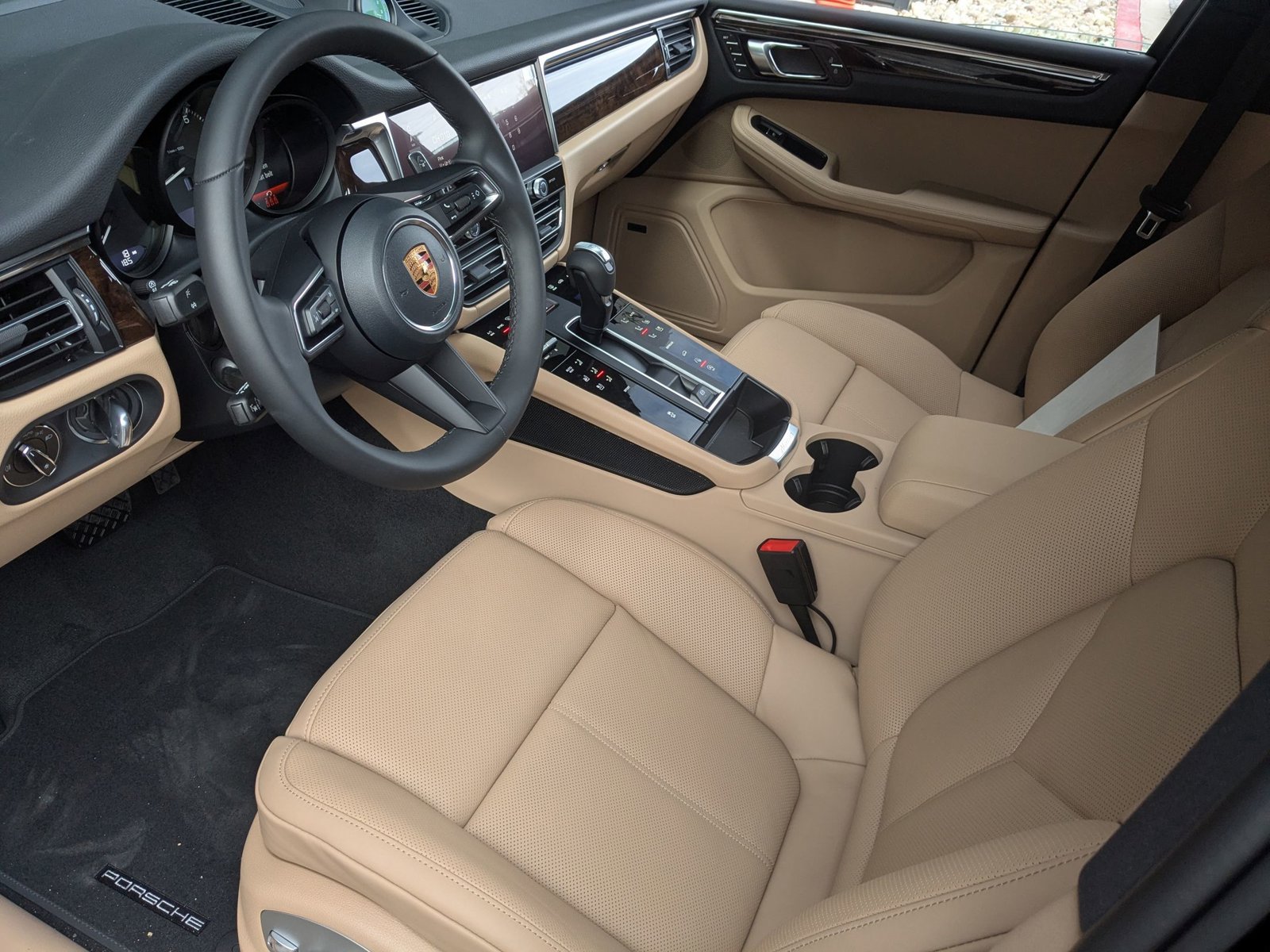 Certified 2026 Porsche Macan AWD/4WD image 4
