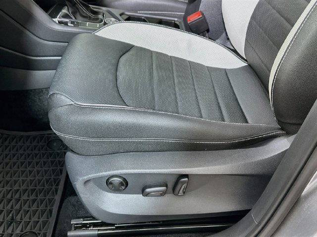 Certified 2025 Volkswagen Taos SEL AWD/4WD image 19