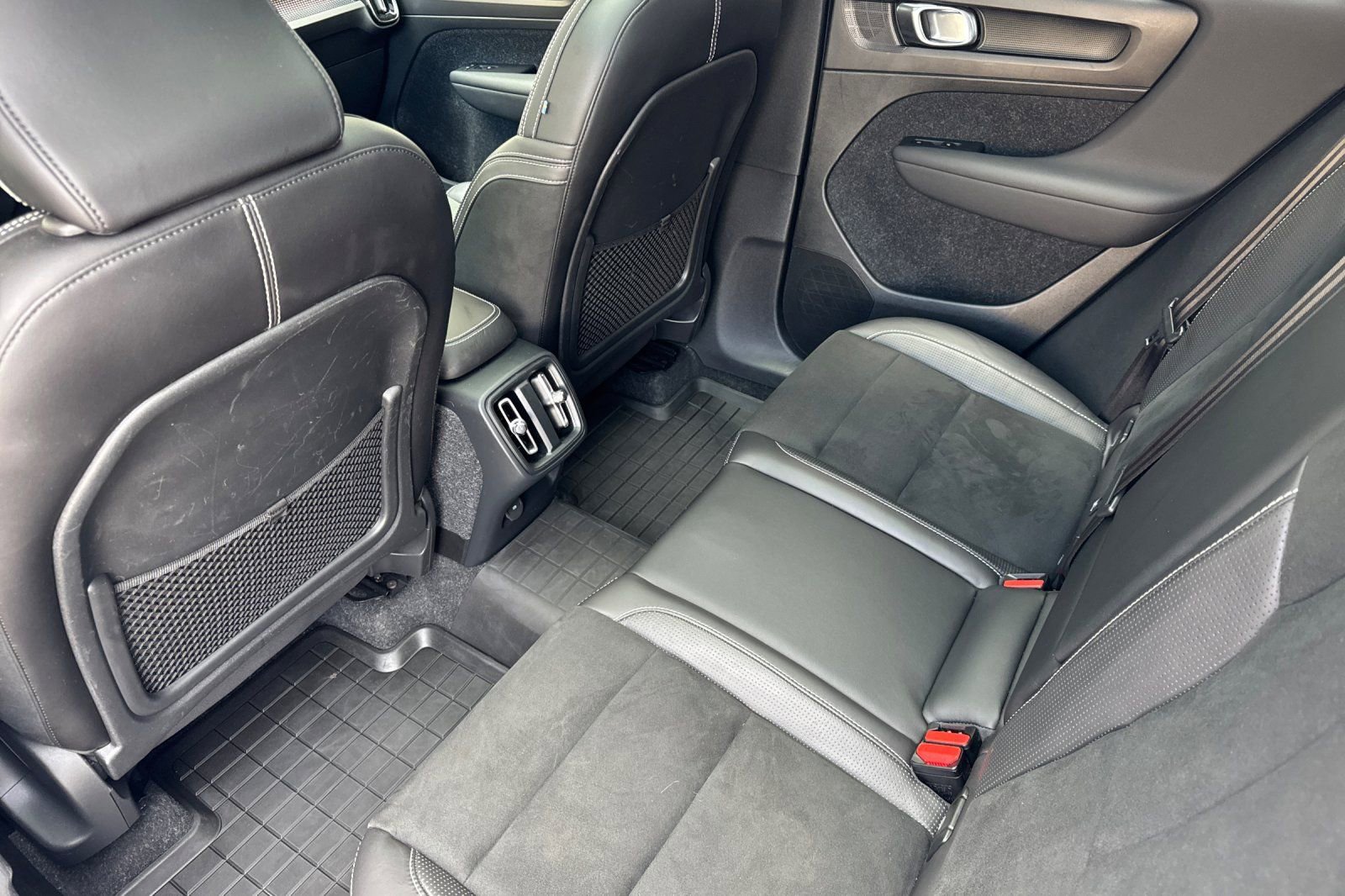 Used 2019 Volvo XC40 T5 R-Design image 4