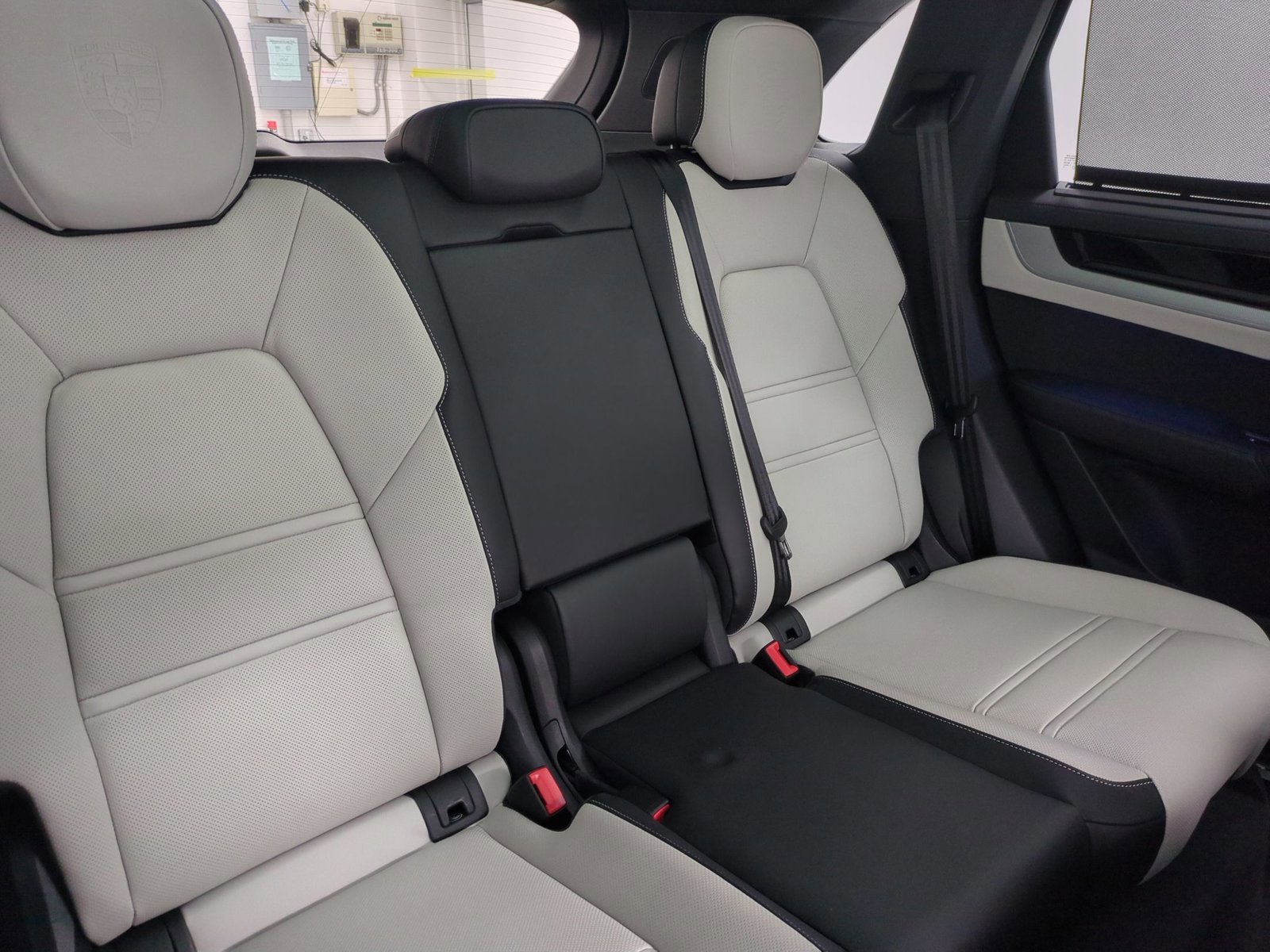 Used 2025 Porsche Cayenne image 23