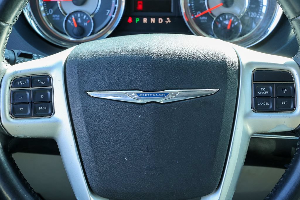 Used 2014 Chrysler Town & Country Touring FWD image 9
