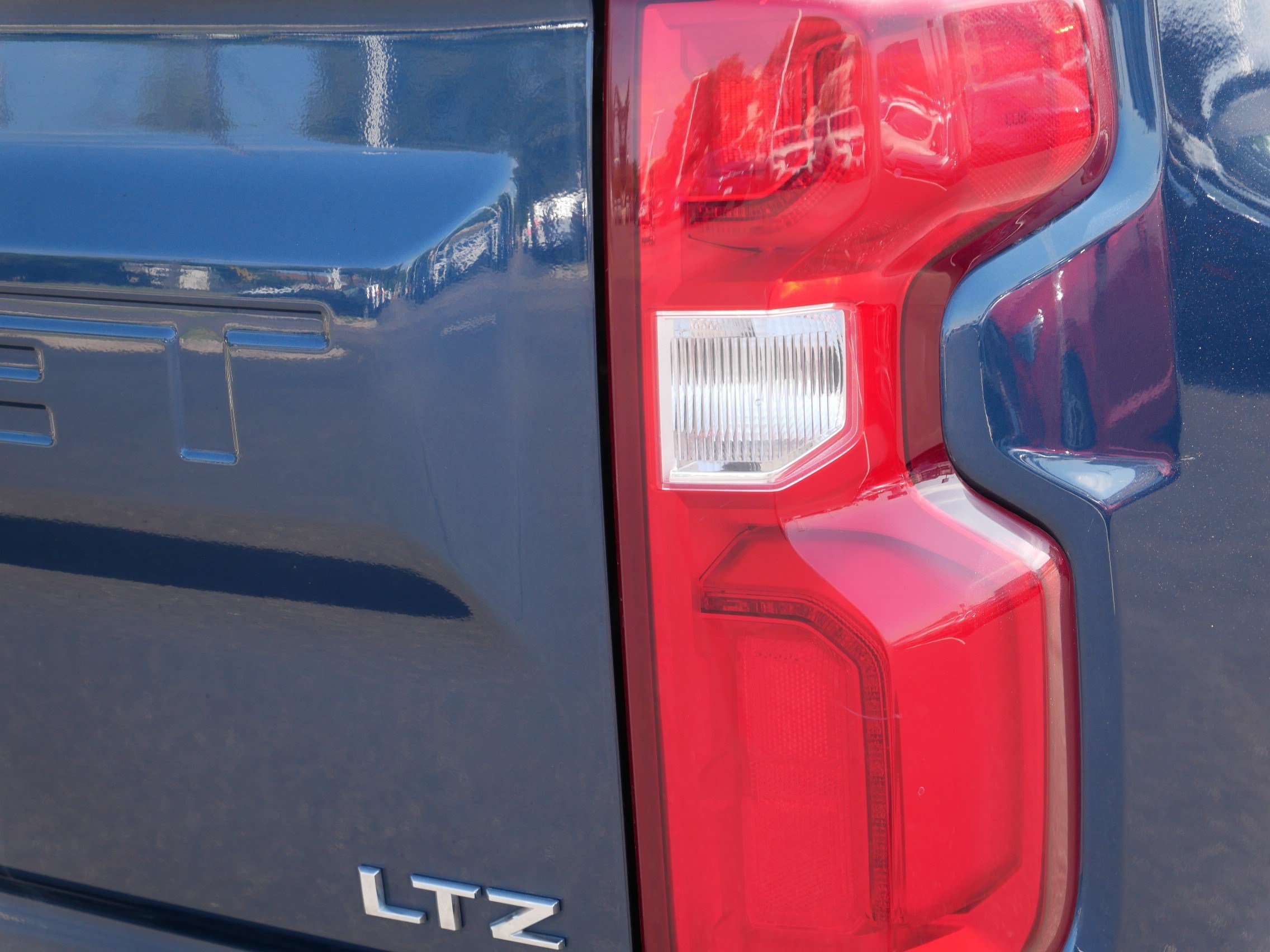 Used 2019 Chevrolet Silverado 1500 LTZ w/ LTZ Plus Package AWD/4WD image 17