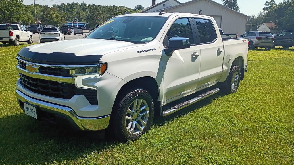 Used 2022 Chevrolet Silverado 1500 LT AWD/4WD image 3
