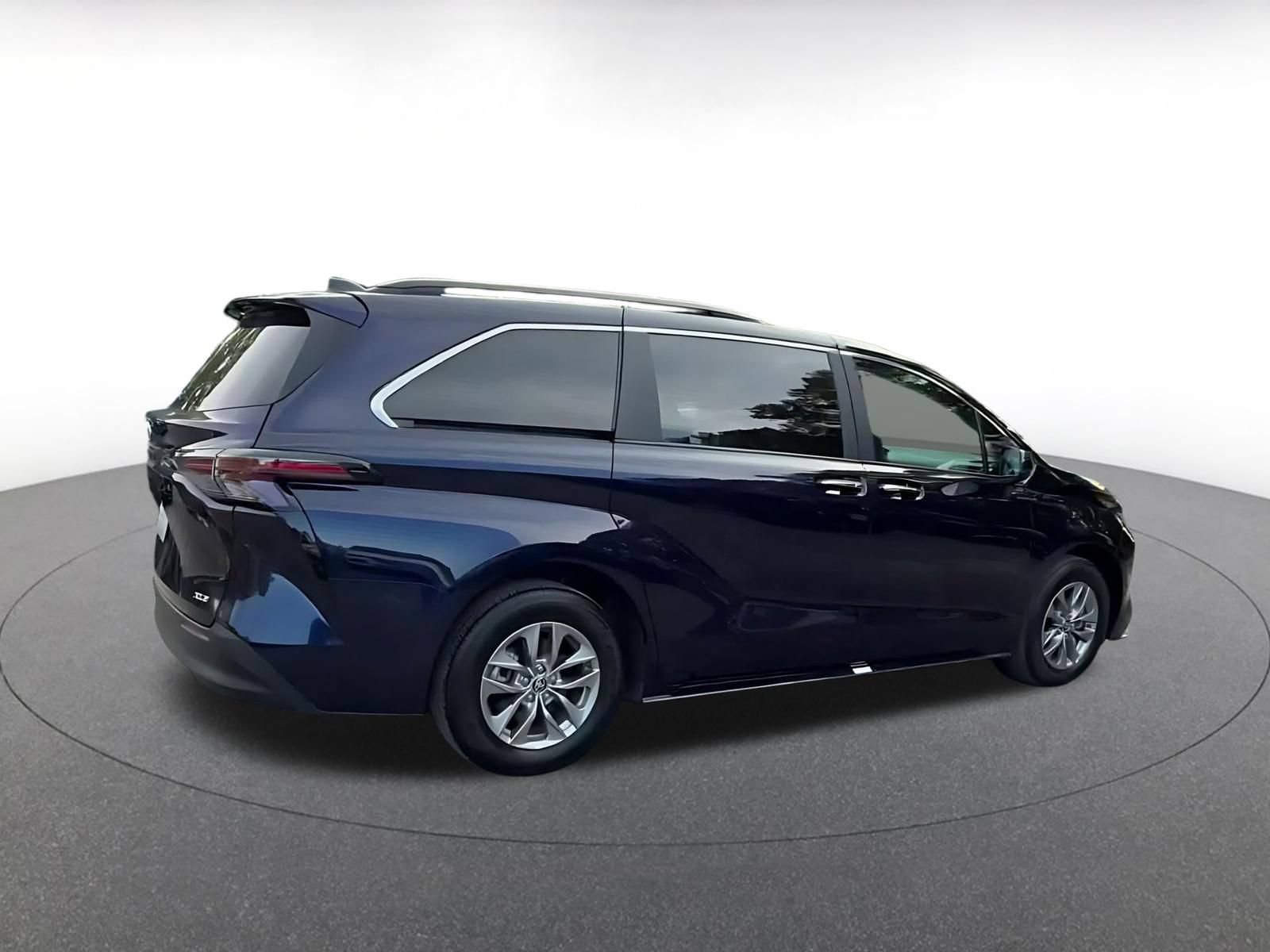Used 2025 Toyota Sienna XLE FWD image 14