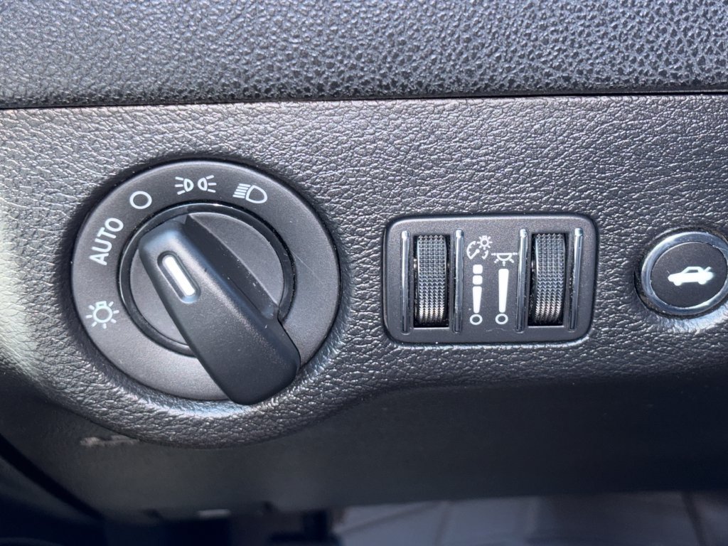 Used 2021 Dodge Charger SXT w/ Leather Interior Group RWD image 12