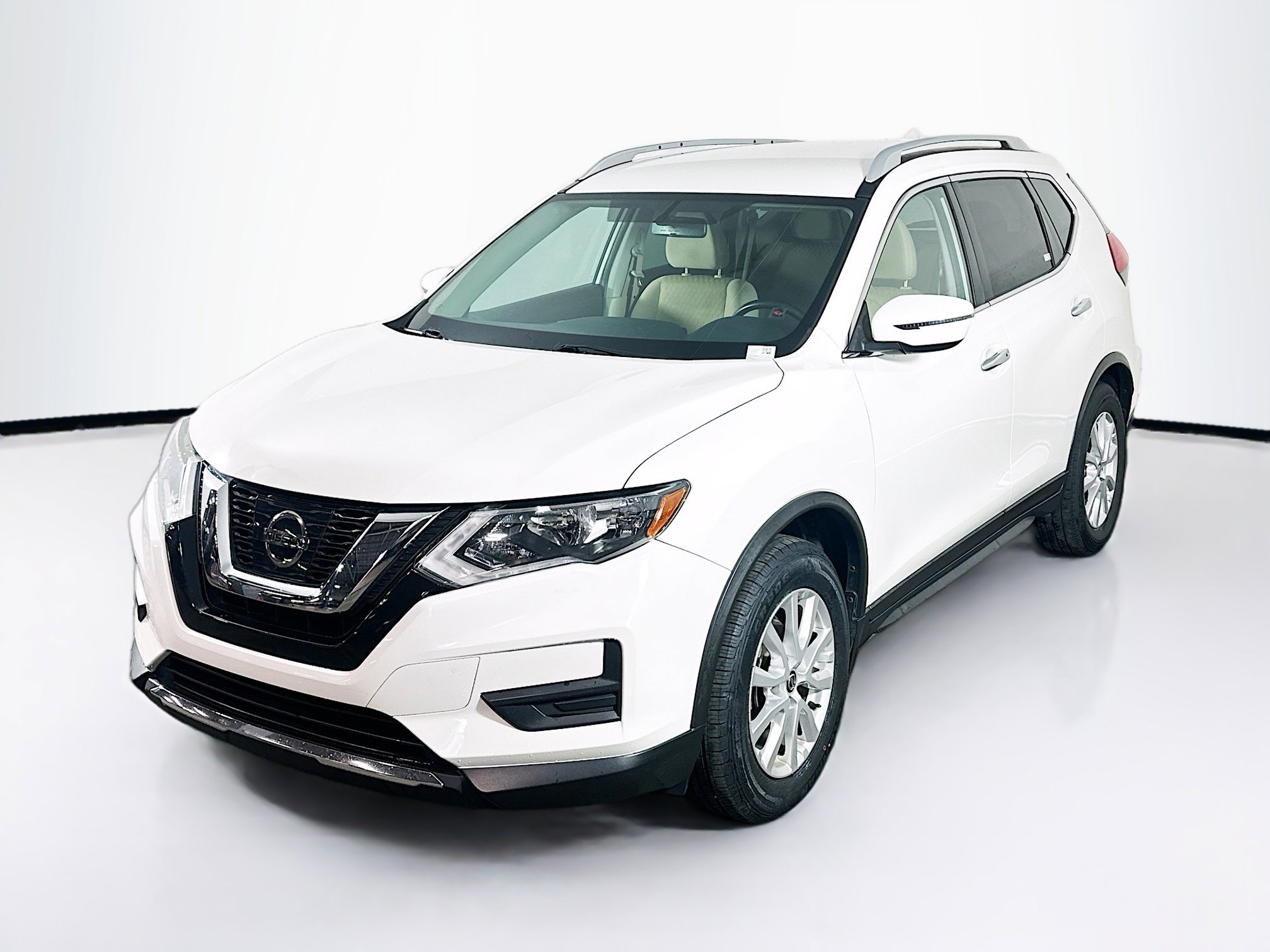 Used 2017 Nissan Rogue SV FWD image 3