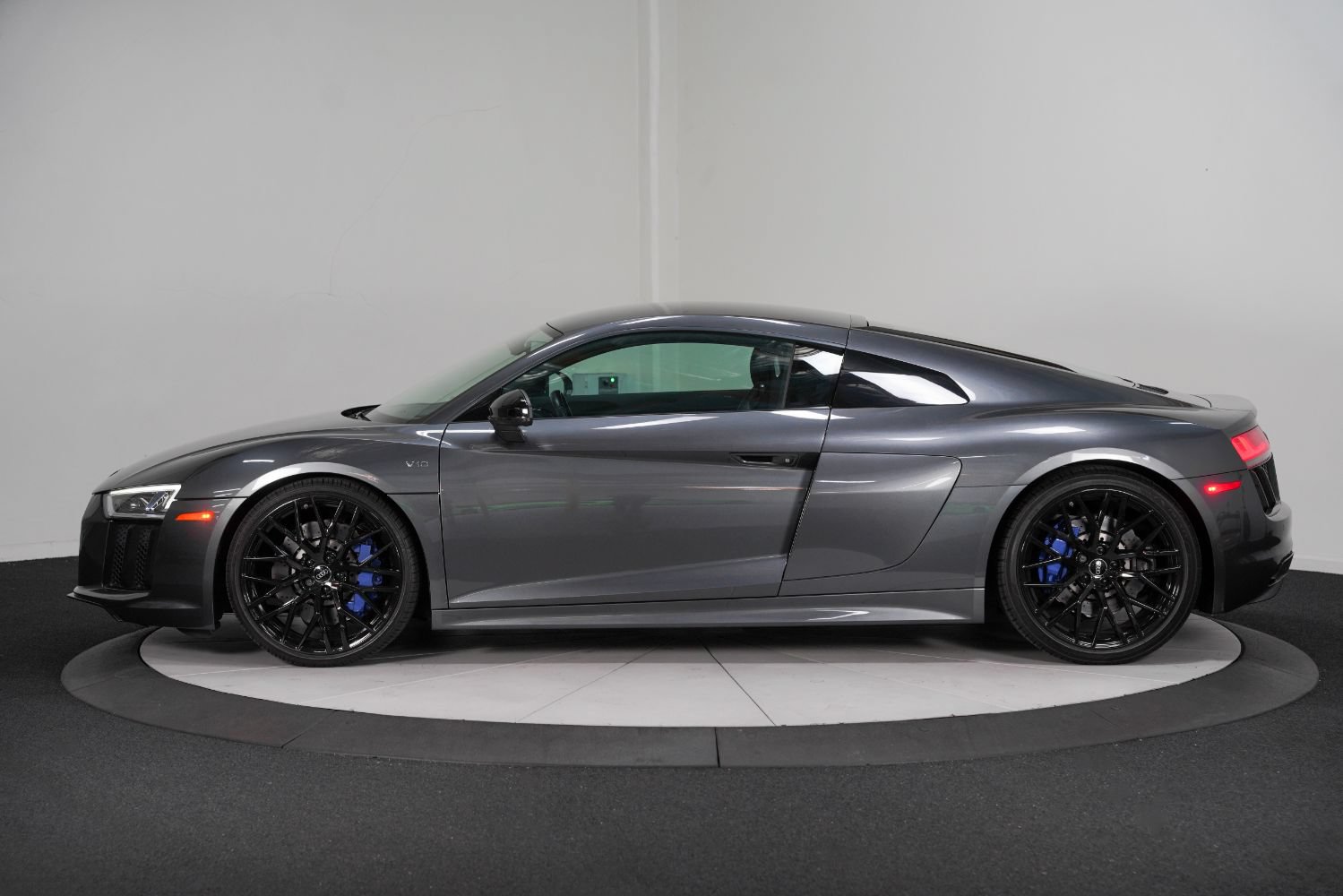 Used 2018 Audi R8 V10 w/ Premium Package RWD image 7
