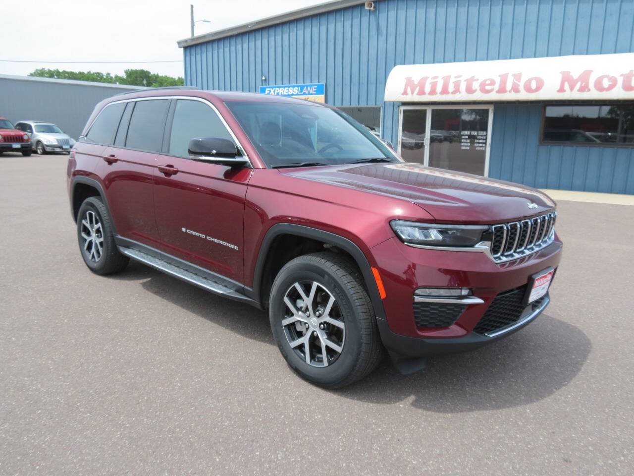 Used 2025 Jeep Grand Cherokee Limited w/ Trailer Tow Package AWD/4WD image 2