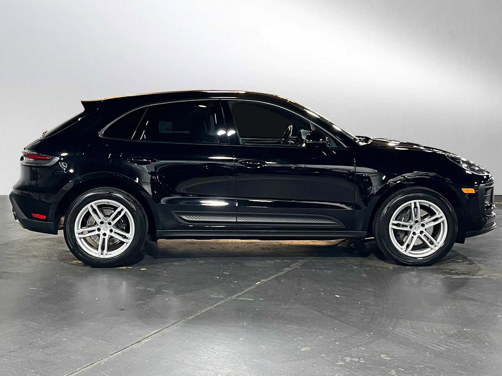 Used 2024 Porsche Macan image 2