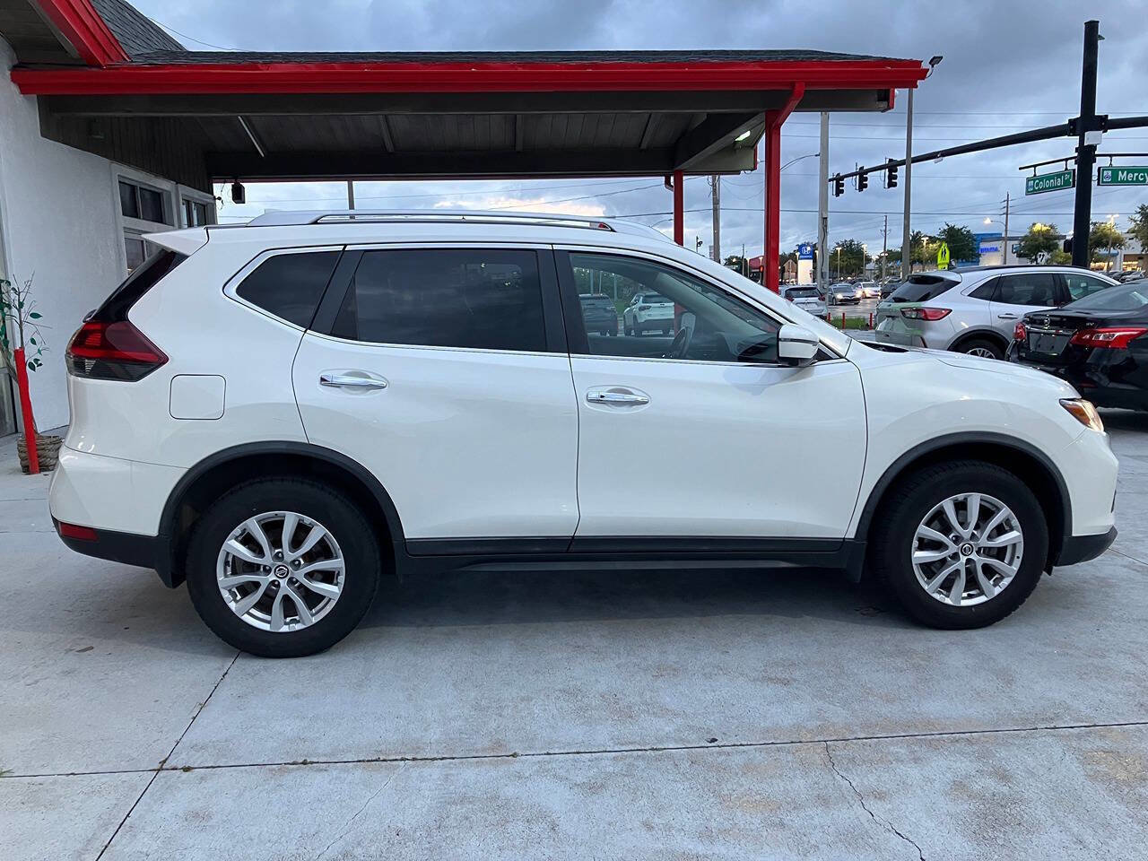 Used 2018 Nissan Rogue SV w/ Premium Package image 6