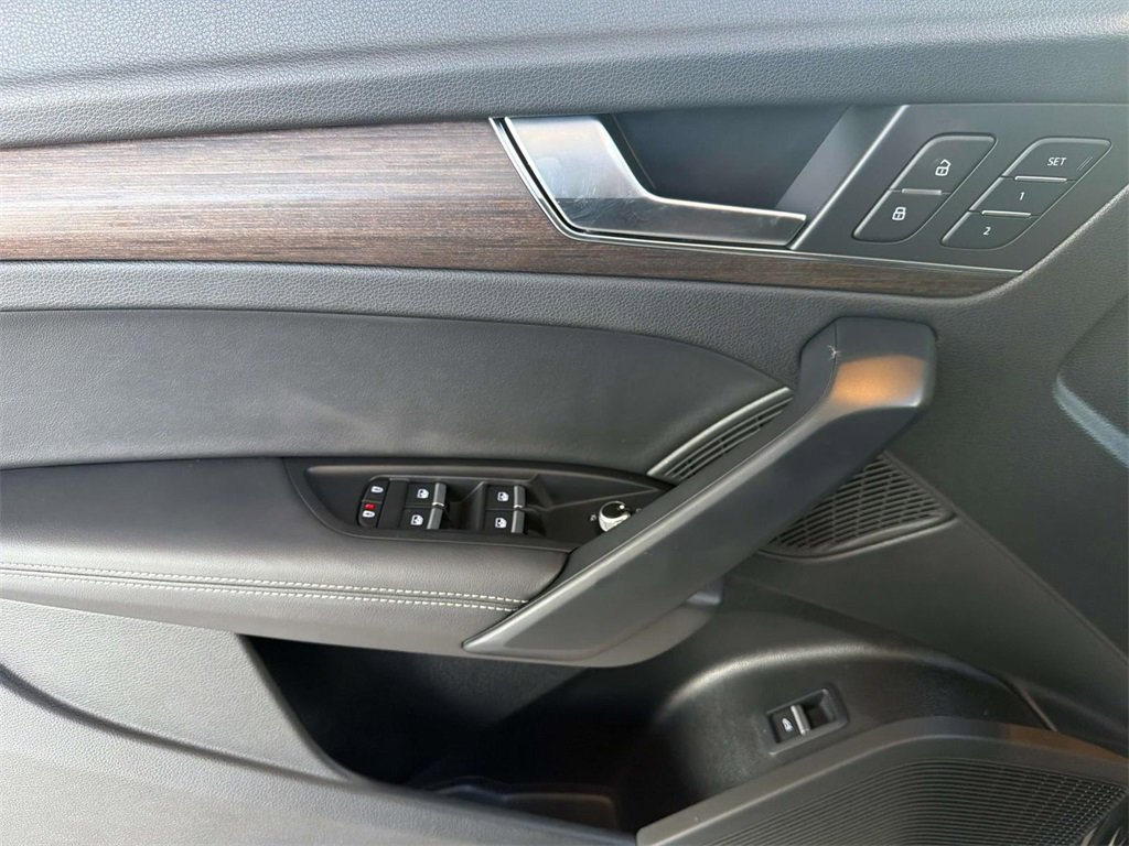 Used 2025 Audi Q5 2.0T Premium Plus w/ Premium Plus Package image 9